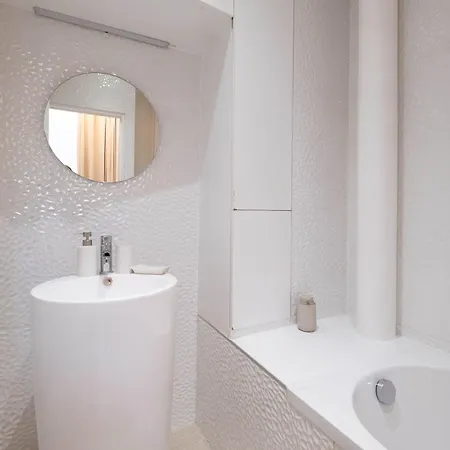 Charming Parisian Flat Near Louvre